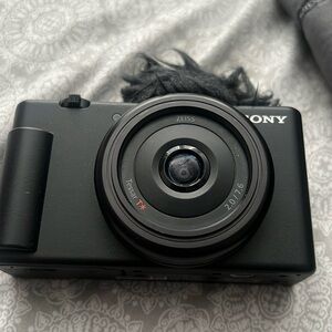 Sony blogger Camera ZV 1F black use one time